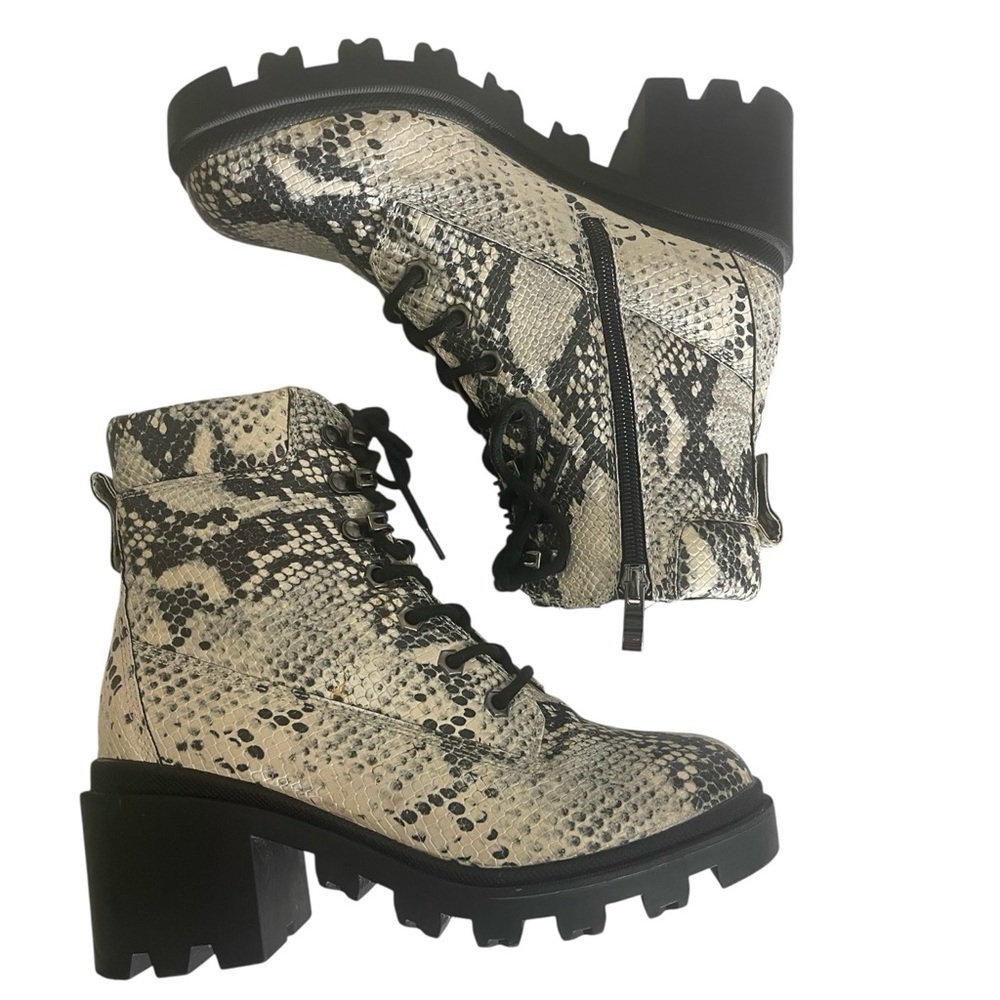 STEVE MADDEN ALTERNATIVE/GRUNGE BLACK & WHITE SNAKESKIN COMBAT BOOTS SZ 7 EUC